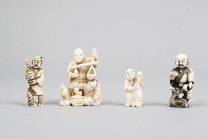 null Lot de quatre netsuke en ivoire représentant des personnages Chine et Japon...