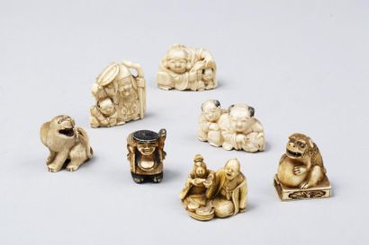 null Lot de divers objets en ivoire et en bois comprenant six netsuke et deux petits...