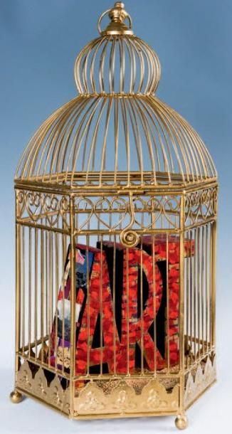 Nissan Angel (Né en 1931) Art en cage Cage ancienne, technique mixte sur les côtés...