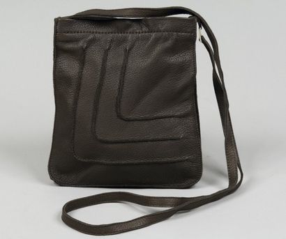 HERMÈS Paris made in France *Pochette en cerf marron, travail de nervures sur le...