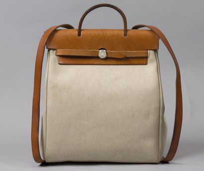 HERMÈS Paris made in France *Sac à dos «Herbag» en toile beige enduite et cuir naturel,...