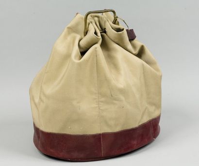 HERMES Paris *Sac marin à chaussures en toile chinée beige, fond en cuir bordeaux,...