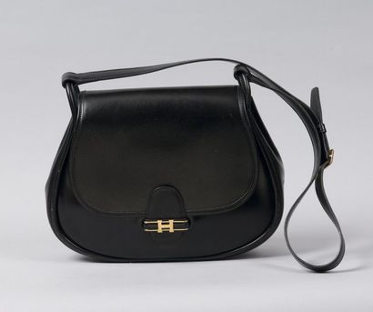 HERMÈS Paris made in France *Sac gibecière en cuir noir, fermeture languette sur...