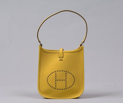 HERMÈS Paris made in France *Mini sac « Evelyne» en cuir grené jaune, attaches platinium,...