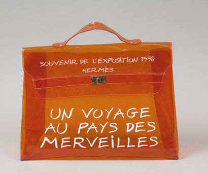 HERMÈS Paris made in France *Sac «Kelly» 40 cm., en plastique orange, offert au cours...