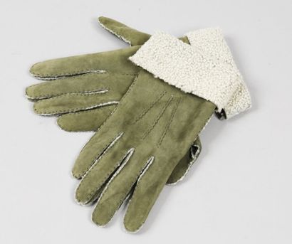 HERMES Paris *Paire de gants en daim vert doublé de teddy, taille 8.5