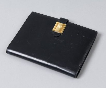 HERMÈS Paris made in France *Portefeuille en cuir noir, faisant porte-photos et porte-cartes,...