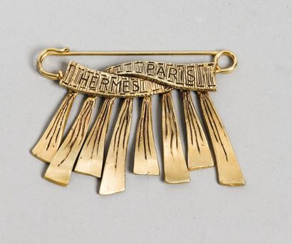 HERMES Paris *Epingle de kilt en métal doré agrémenté d'un ruban Hermès Paris orné...