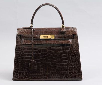 HERMES Paris *Sac «Kelly» 29 cm en crocodile chocolat, attaches et fermoir plaqué...