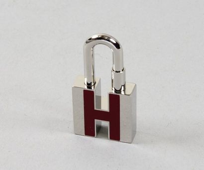 HERMES Paris *Porte clef platinium et émail bordeaux figurant un H