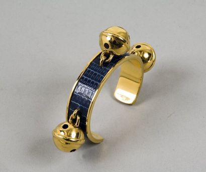 HERMES Paris *Bracelet jonc ouvrant en métal doré gainé de lézard bleu, charms figurant...