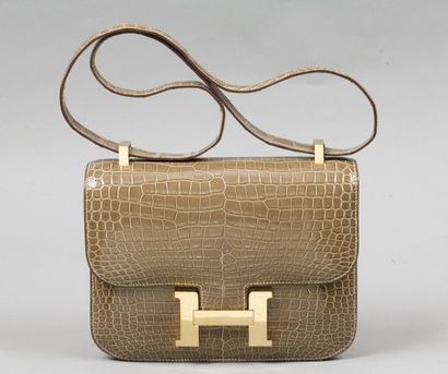 HERMÈS Paris made in France *Sac «Constance» en crocodile mastic, attache et fermoir...