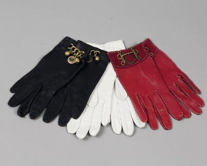 HERMES Paris *Lot de trois paires de gants dont deux agrémentés de breloques et d'étriers...