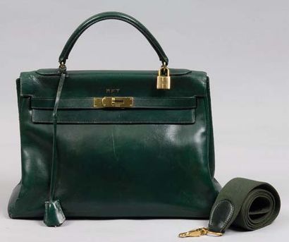 HERMES Paris HERMÈS Paris *Sac « Kelly « 32 cm en cuir vert sapin, attaches et fermoir...