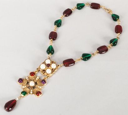 CHANEL Circa 1985 Sautoir composé de perles baroques en résine à l'imitation rubis...