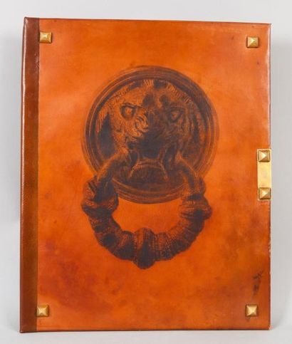 HERMES Paris Porte-folio en cuir camel et cuir grené marron frappé d'un motif figurant...