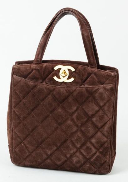 CHANEL Sac cabas en daim matelassé chocolat, fermoir en laiton doré siglé, double...