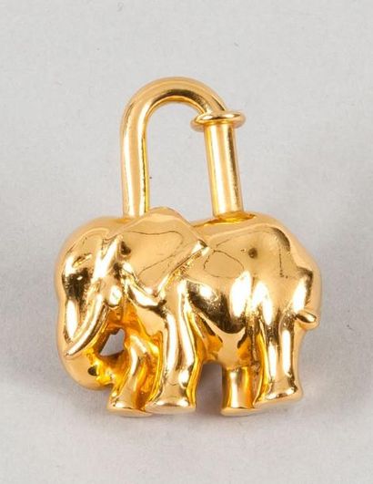 HERMÈS Paris made in France Porte-clefs en métal doré figurant un éléphant.
