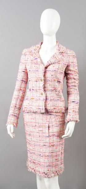 CHANEL Tailleur en tweed chiné à dominante rose, col cranté, simple boutonnage à...