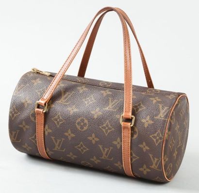 LOUIS VUITTON Sac Papillon en toile monogram et cuir marron, fermeture éclair. Bon...