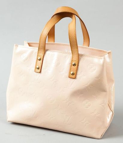 LOUIS VUITTON Sac "Mini Reade" en toile vernie monogram rose, double poignée en cuir...