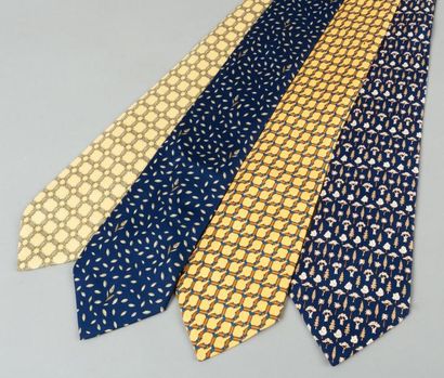 HERMÈS Paris made in France Lot de 4 cravates en soie imprimée. Tâches.