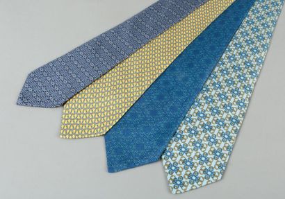 HERMÈS Paris made in France Lot de 4 cravates en soie imprimée. Salissures.