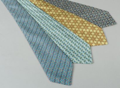 HERMÈS Paris made in France Lot de 4 cravates en soie imprimée.