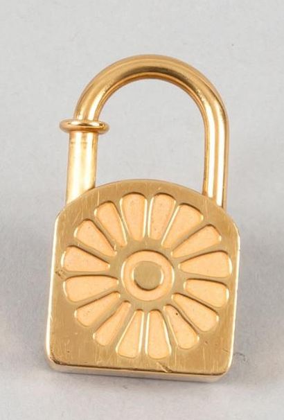 HERMÈS Paris made in France Porte-clefs en métal doré figurant une rosace.