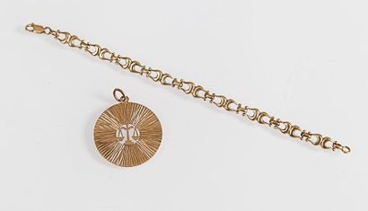 null Lot en or jaune comprenant: un bracelet articulé et un pendentif à décor de...