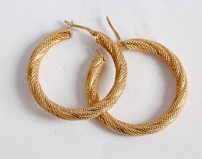 null Paire d'anneaux d'oreilles en or jaune torsadé. P: 4,9 g.