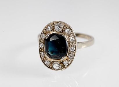 null Bague en or gris, ornée d'un saphir, dans un entourage de diamants taillés en...