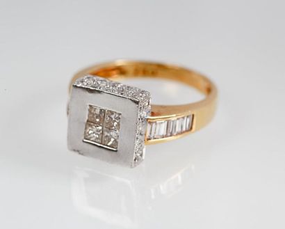 null Bague en or de deux couleurs ornée d'un motif "Carré" serti de diamants princesse...