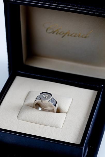 null CHOPARD "Happy Diamonds": Bague "Cœur" en or gris ornée d'un diamant mobile....