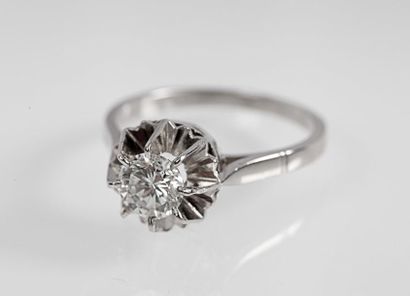 null Bague solitaire en platine et or gris, ornée d'un diamant taillé en brillant....