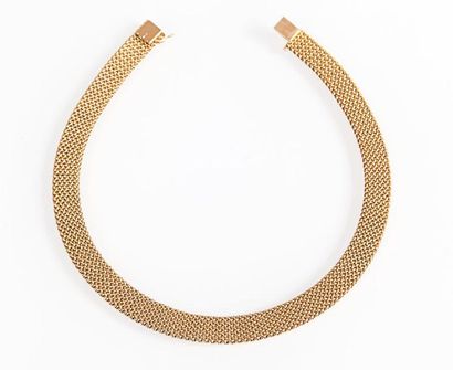 null Collier souple en or jaune mat et poli à décor géométrique. P.94,8 g.