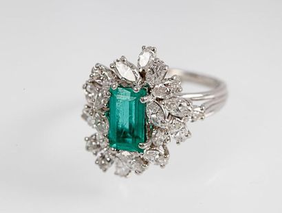 null Bague en or gris ornée d'une émeraude rectangulaire dans un entourage de diamants...