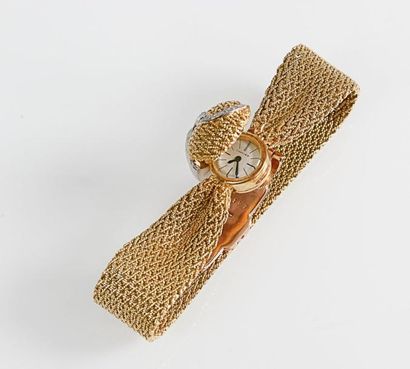 null CARTIER. Bracelet-montre de dame en or jaune, le cadran dissimulé figurant un...