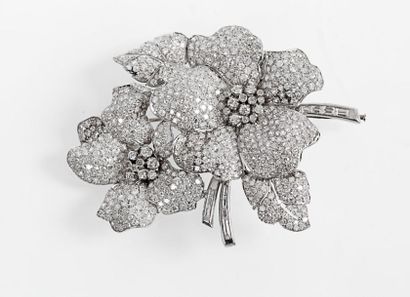 null Importante broche "Pivoines" en or gris entièrement sertie de diamants taillés...