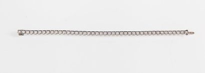 null Bracelet ligne en platine entièrement serti de diamants taillés en brillant....