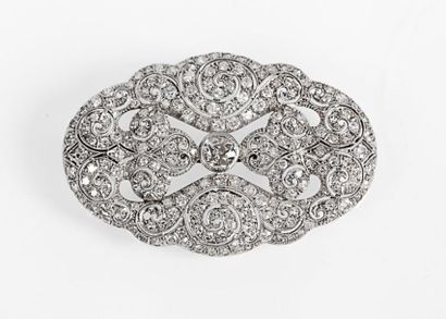 null Broche en platine et or gris, à décor de volutes, entièrement sertie de diamants...