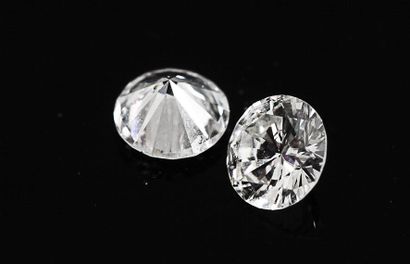 null Lot de deux diamants taillés en brillant pesant 0.39 et 0.41 cts.