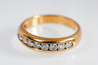 null Anneau en or jaune ornée de huit diamants taillés en brillant. P: 5.2 g.