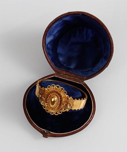 null Bracelet rigide ouvrant en or jaune ciselé et ajouré. XIXème siècle. Avec écrin....
