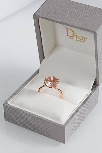 null DIOR JOAILLERIE. Bague en or rose ornée d'un béryl rose. Signée Christian Dior...