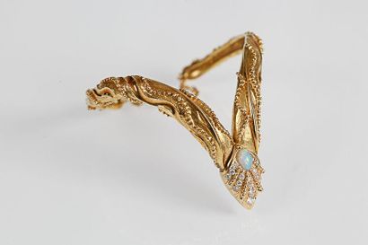 null Bracelet "Serpent" en or jaune la tête ornée d'une opale et de diamants taillés...