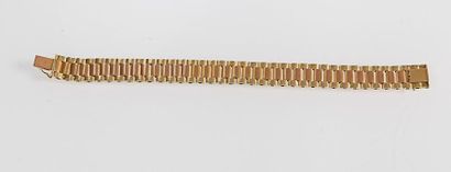 null Bracelet articulé en or de deux couleurs. Vers 1930. P: 31.8 g.