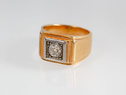 null Bague en platine et or jaune ornée d'un diamant taillé en brillant. Vers 1930....