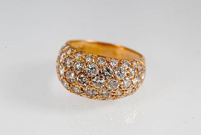 null Bague jonc en or jaune ornée de diamants taillés en brillant. P 3,8 g.