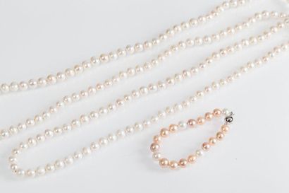 null Lot comprenant: Un bracelet de perles de culture de couleurs blanches et roses....
